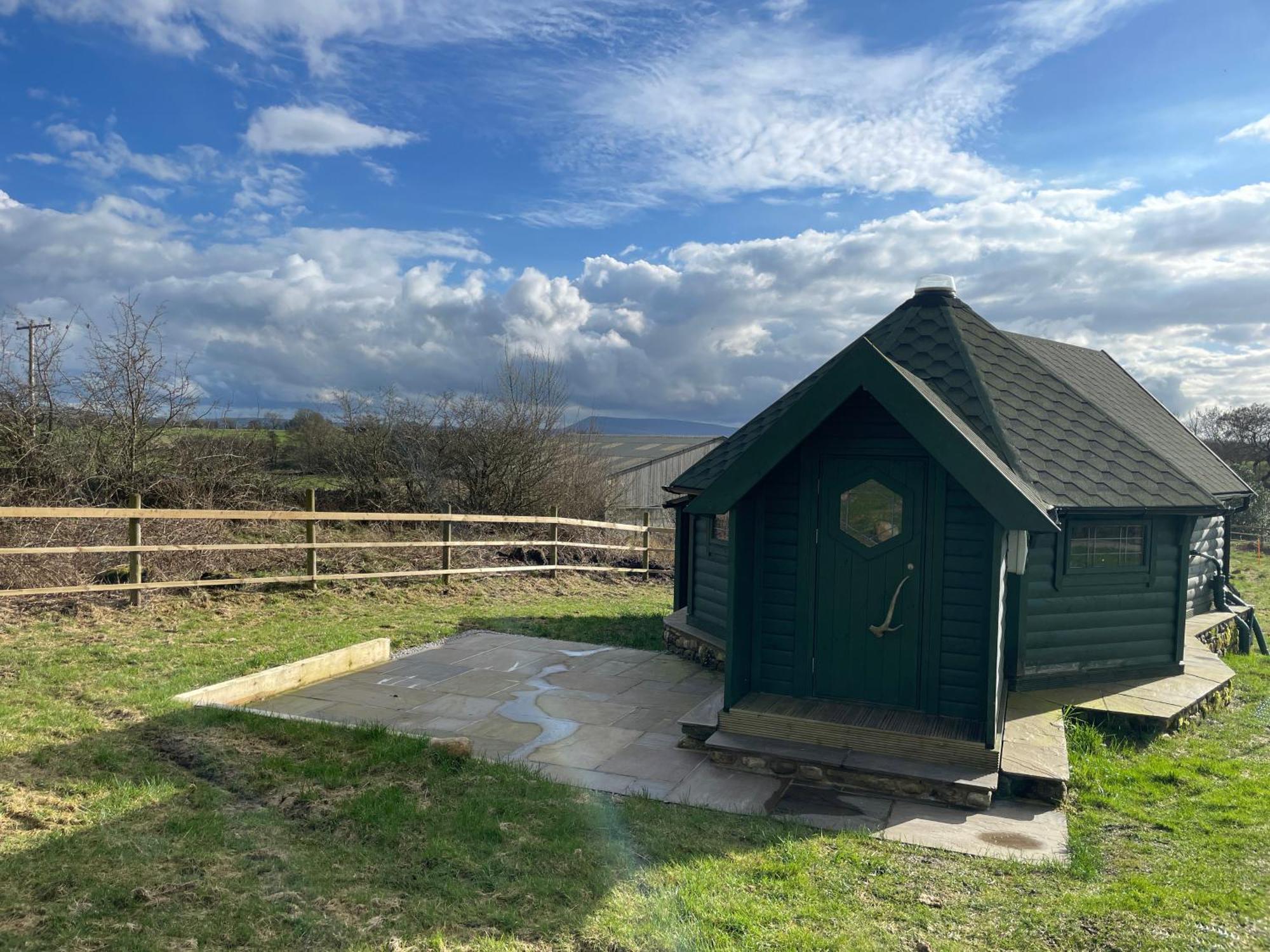 Holly Tree Glamping Cabins Wigglesworth Екстер'єр фото